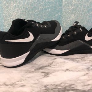 Nike men Black Flywire Training
